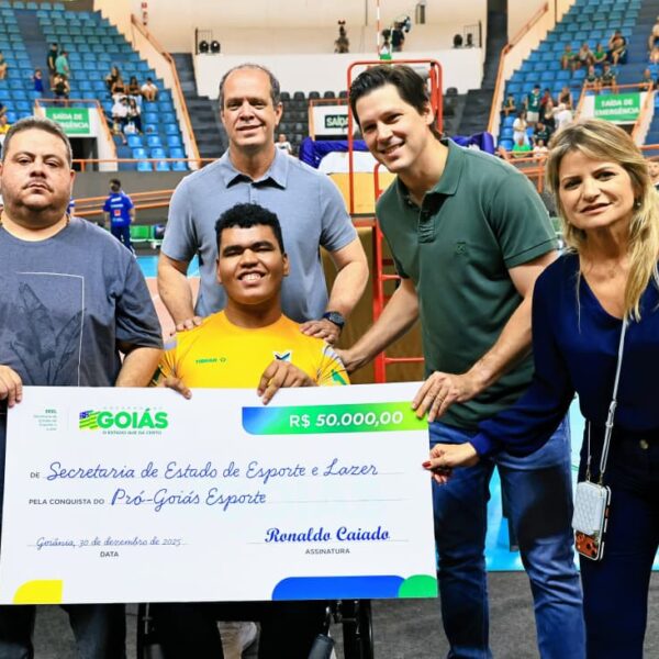 Daniel Vilela entrega cartões do Goiás Pró-Esporte