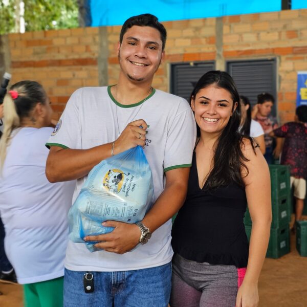 Pessoas recebem doação do PAA Leite