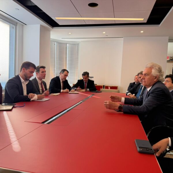 Nos EUA, governador busca acordos para exploração de minerais críticos