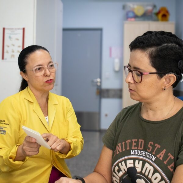 Com mais de 330 implantes cocleares, Crer consolida atendimento pelo SUS em Goiás - paciente sendo atendida por profissional do Crer