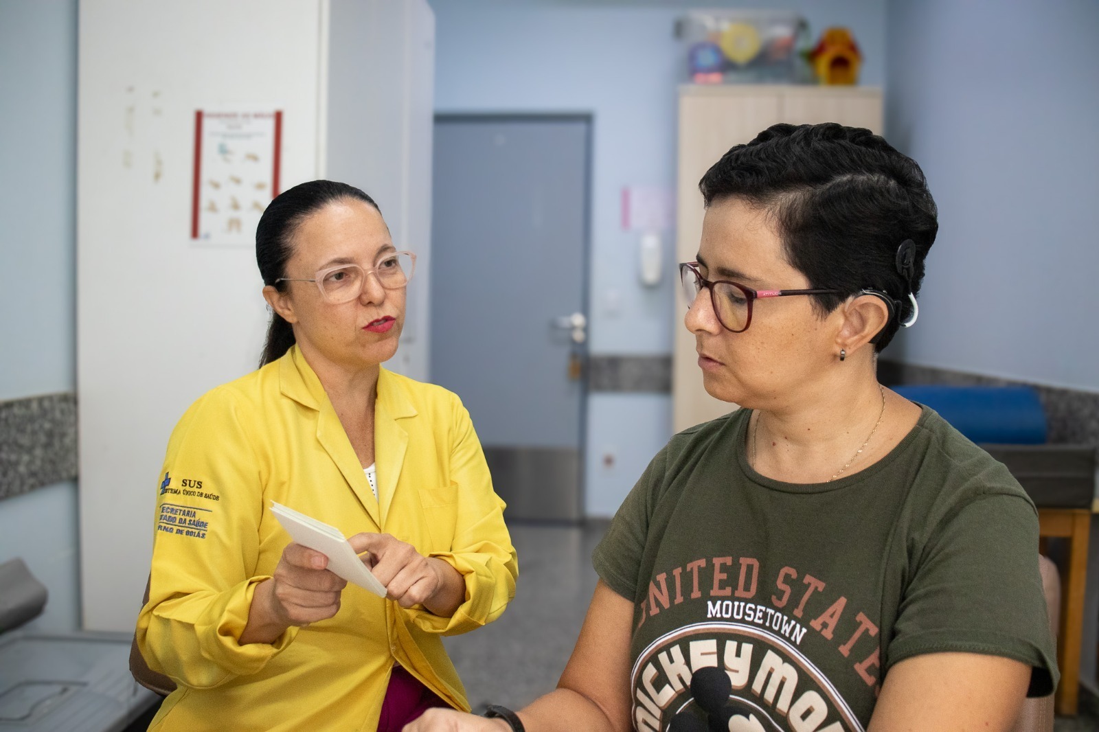 Com mais de 330 implantes cocleares, Crer consolida atendimento pelo SUS em Goiás - paciente sendo atendida por profissional do Crer