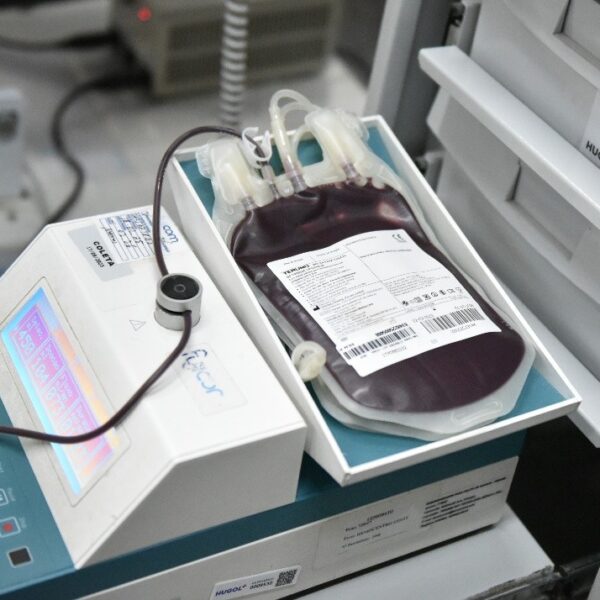 Hugol convoca população a doar sangue - bolsa de sangue em máquina onde é feita doação