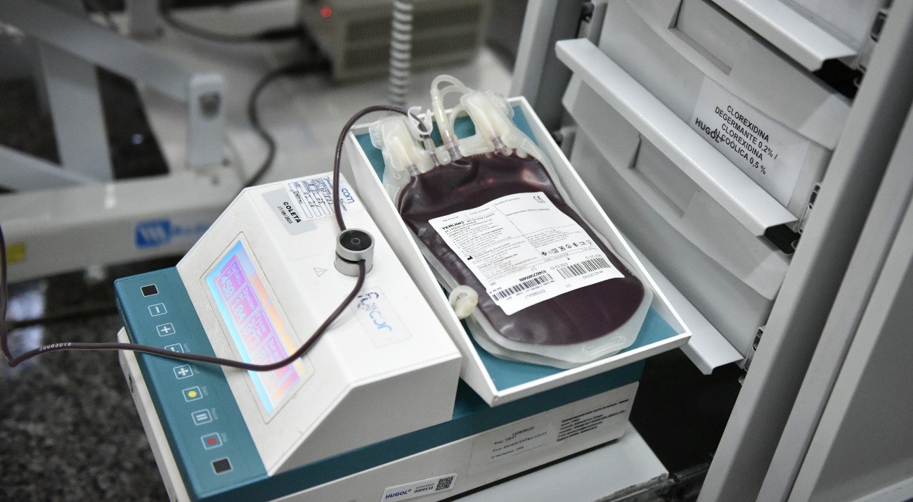 Hugol convoca população a doar sangue - bolsa de sangue em máquina onde é feita doação