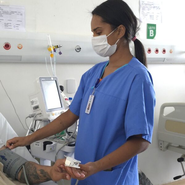 Hugo reduz em 50% número de pacientes crônicos internados e amplia giro de leitos - técnica de enfermegem ao lado do leito do paciente