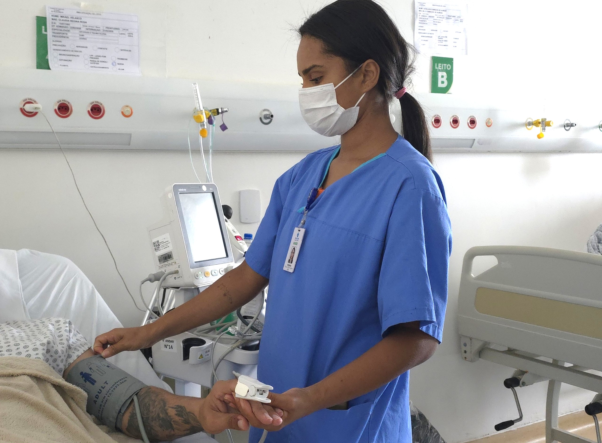 Hugo reduz em 50% número de pacientes crônicos internados e amplia giro de leitos - técnica de enfermegem ao lado do leito do paciente