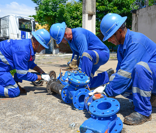 Homens da Saneago trabalham para redução de perdas de água