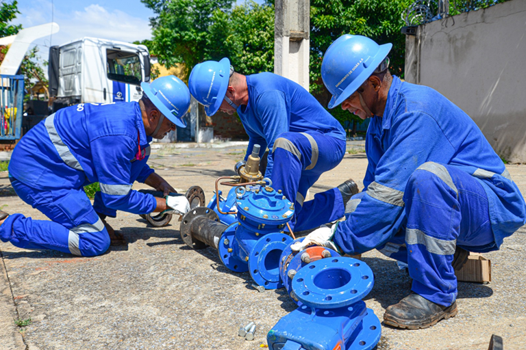 Homens da Saneago trabalham para redução de perdas de água