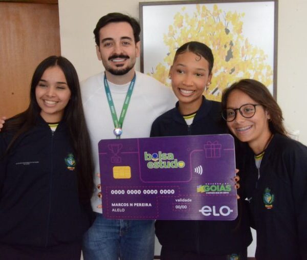 Entrega do novo cartão do Bolsa Estudo